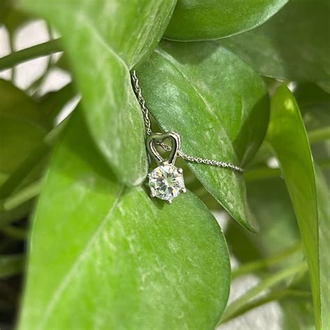 Sparkle Solitaire Silver Pendant with Chain – iskiuski.com