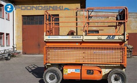 JLG introduces two new scissor lifts