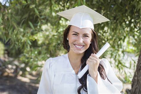 大学生穿着白色礼服手持文凭高清图片下载-正版图片303637420-摄图网