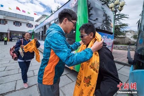 西藏高考落幕 藏族考生向老师敬献哈达-时政新闻-浙江在线