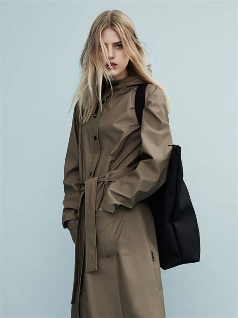 RAINS | Curve Jacket, Soil accompanied by RAINS Tote Bag, Black ...