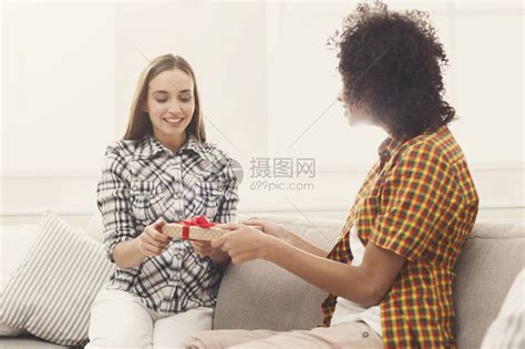 定亲交换什么礼物最新素材