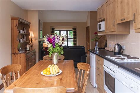 OLD KILLARNEY COTTAGES - Villa Reviews, Photos, Rate Comparison ...