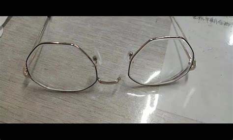 眼镜碎了,眼镜碎了怎么修复,边上_大山谷图库