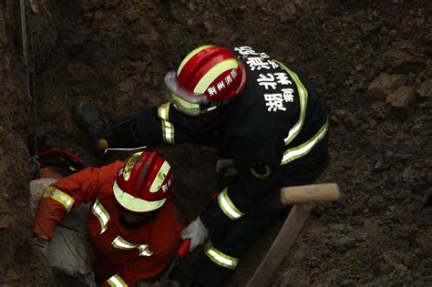 湖北荆州：工人安装排污管道遭“漏斗”吞噬 军民同心接力救援