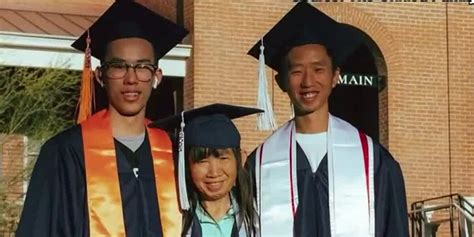 Mom and 2 sons to graduate from college together