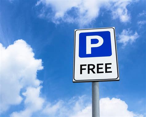 Free parking signage at Blue Mist Motel with a blue sky backdrop