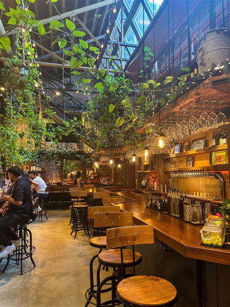 13 Best Bars in Williamsburg - backpacks and bubbly