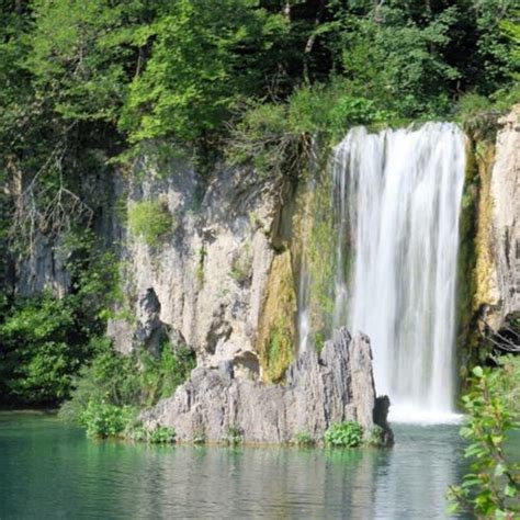 绿色清新普利特维采瀑布的风景微信头像图片-唯美头像