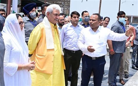 LG J&K Manoj Sinha pays obeisance at Dargah Hazratbal