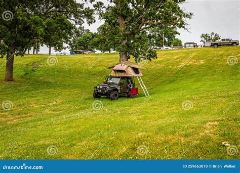 2015 Jeep Wrangler JK with Rooftop Tent Editorial Image - Image of campground, custom: 259663810