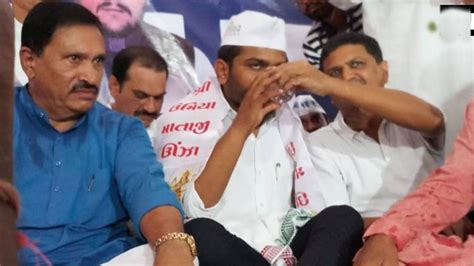 19वें दिन हार्दिक पटेल ने नारियल पानी पीकर खत्म किया अनशन - hardik ...