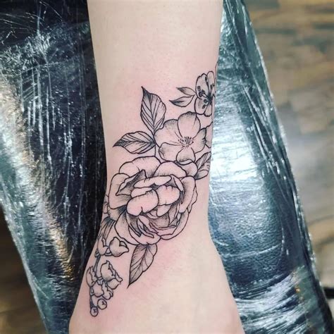 20+ Pretty and Meaningful Flower Wrist Tattoo Ideas - Holidaydons.com