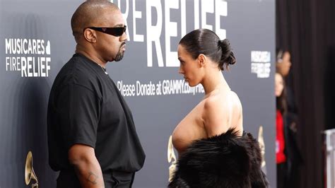 Los Grammys responden al outfit de Bianca Censori durante la alfombra roja