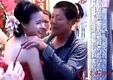 公公婚礼上激吻儿媳17秒 网友：儿子情何以堪_首页社会_新闻中心_长江网_cjn.cn