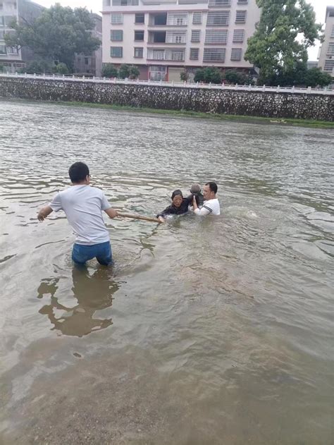 金坑村干部在黄陂河巡河时发现两个老人溺水，立即下河救援并送卫生院进行救治 | 宁都县信息公开