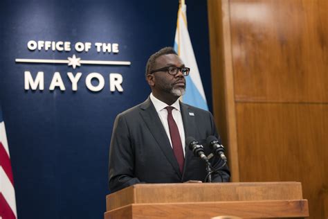 Brandon Johnson heading to London in an effort to boost Chicago's ...