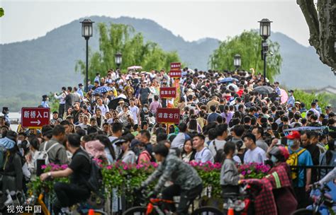 杭州：“五一”假期第二天西湖景区客流量近70万人次_直击现场_澎湃新闻-The Paper