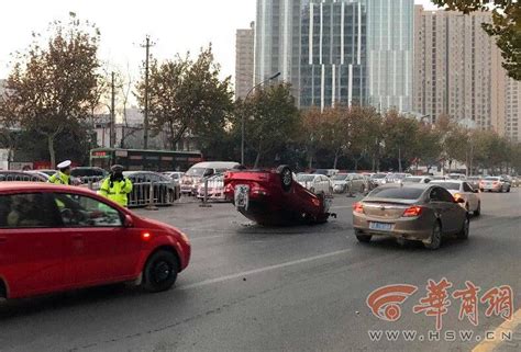 西安轿车“四轮朝天” 20米隔离栏被撞倒-搜狐大视野-搜狐新闻