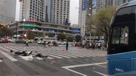 河北邯郸发生一起汽车冲撞人事件 伤亡情况不明(含视频)_手机新浪网