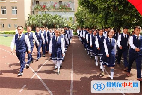 成都西藏中学高2018届成人仪式简报