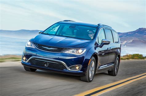 2017 Chrysler Pacifica Hybrid First Test: Charging Ahead