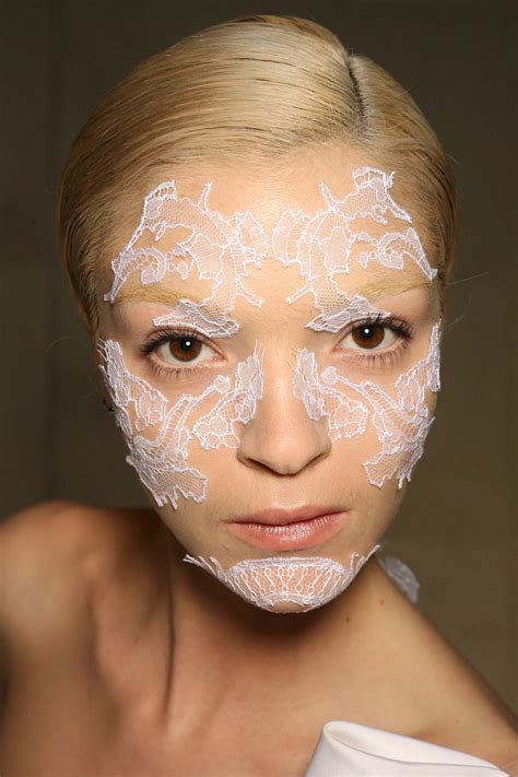 Halloween makeup: 20 horror beauty looks from runways | Vogue India