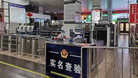 持续强降雨致列车晚点停运 郑州站增开14个退、改签窗口