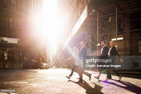 Business People Walking On Wall Street 的图像结果