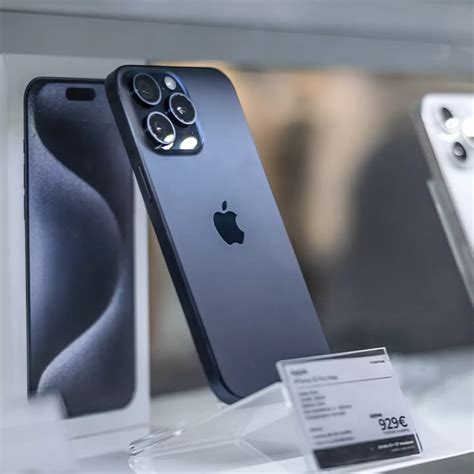 Apple users baffled after spotting mysterious purple dot in corner of ...