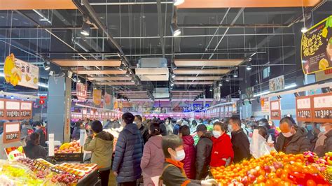 河南省人民政府门户网站 市民在超市选购年货
