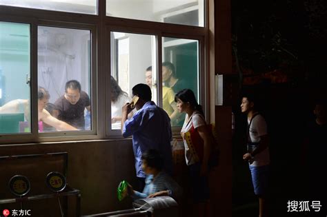 外来务工家长深夜排队 为子女上学领取预约顺序号-搜狐大视野-搜狐新闻