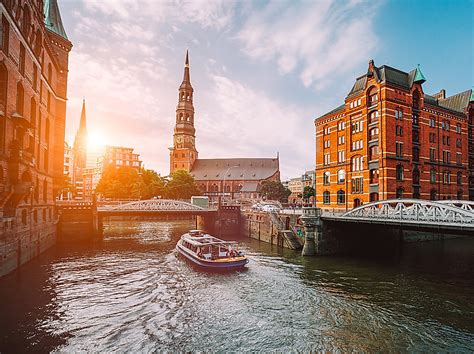 https://www.hamburg-tourism.de/images/tpbnTi6W4iE/rs%3Afill-down%3A958%3A716/sharpen%3A1.2/cb%3A/g%3Ace/aHR0cHM6Ly93d3cuaGFtYnVyZy10b3VyaXNtLmRlL2ZpbGVhZG1pbi9yZWRha3Rpb24vMF9oYW1idXJnX2Fob2kvQ29udGVudC9Gb3Rvc3BvdHNfU3BlaWNoZXJzdGFkdC9mb3Rvc3BvdHMtc3BlaWNoZXJzdGFkdC1jLWFkb2Jlc3RvY2staWdvci10aWNob25vdy10ZWFzZXItd2ViLTk1OHg3MTYuanBn
