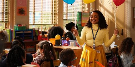 https://static1.srcdn.com/wordpress/wp-content/uploads/2023/07/janine-holds-balloons-in-her-classroom-in-abbott-elementary.jpeg
