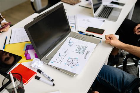 Person Using Laptop Computer 的图像结果