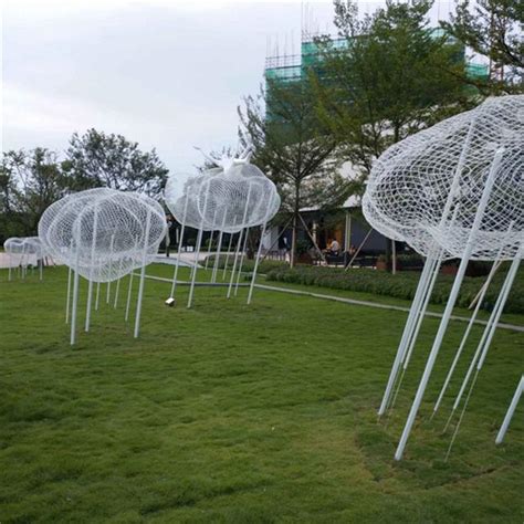 江苏天筑不锈钢雕塑定制山东园林景观大型创意镂空云朵雕塑 - 每日头条