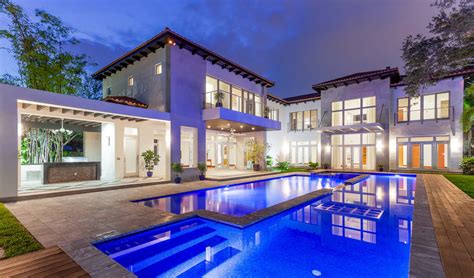 how big should a pool house be