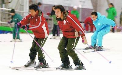 上海银七星室内滑雪场日前重新开业迎客(图)