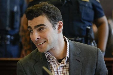 Costume impeccable, sourire enjôleur... Luigi Mangione rejoue la carte ...