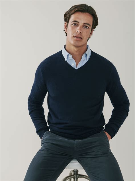 Killington | Men's Luxury Cashmere V Neck Sweater in Dark Navy Blue