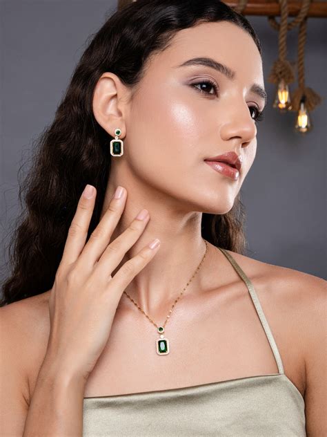 Kiara Advani Green Emerald Necklace and Earrings Set - 18K Gold – Salty ...
