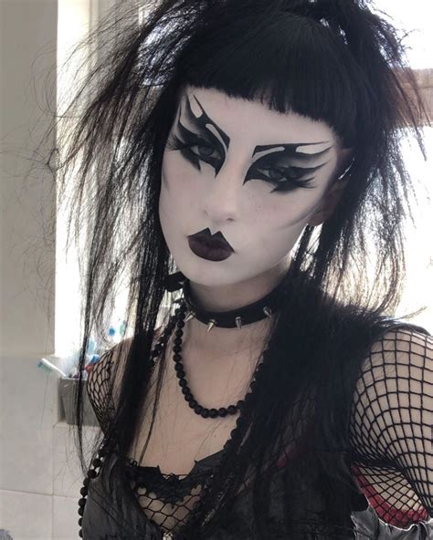 trad goth eye makeup
