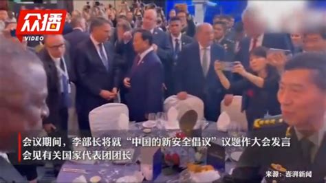 美防长跨越两个座位主动与中国防长握手 - YouTube