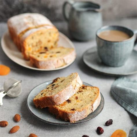 Crna torta sa belom čokoladom i bademima - Mystic Cakes
