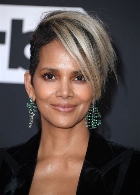 Critics Choice Awards 2022: Halle Berry Debuted a Blonde Pixie With an ...