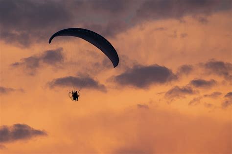 Parachuting Sunset 的图像结果