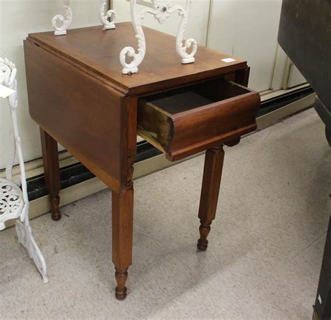 Lot - SMALL DROP LEAF TABLE