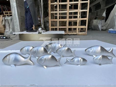 呆萌可爱的不锈钢鱼雕塑 景墙抽象不锈钢鱼群雕塑图片_xt188869-站酷ZCOOL