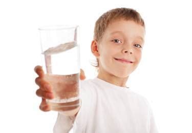人每天要喝多少水合适,人每天要喝多少水?-参考网