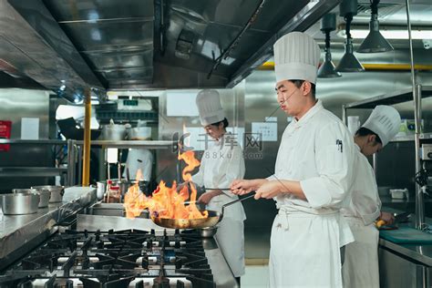 刀汤厨师在房做饭师准备食物专业的高清图片下载-正版图片307785433-摄图网